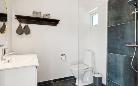 Sölvy - 300M from the Sea: Toiletbræt, Gulvbelægning, Sanitærarmatur, Etage, Toilet, Badeværelse, Indretning, Loft, Vvs, Tap