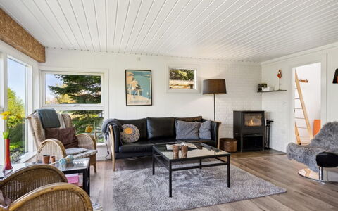 Sölvy - 300M from the Sea: Indretning, Møbel, Gulvbelægning, Træ, Loft, Couch, Trægulve, Etage, Stue, Hjem