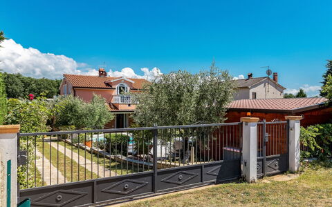 Petar: Himmel, Vand, Plante, Daytime, Ejendom, Bygning, Svømmepøl, Azure, Natur, Arkitektur