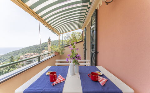 Emma House, Terrace and Sea View, Moneglia: Bord, Bygning, Møbel, Plante, Blomsterkrukke, Stueplante, Indretning, Stol, Udendørs Møbler, Fritid