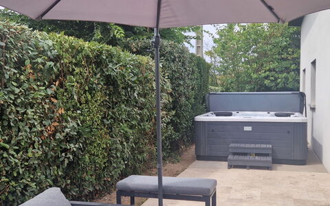 Les Sablons: Udendørs Møbler, Paraply, Have, Møbel, Blomsterkrukke, Backyard, Skygge, Gårdhave, Stueplante, Landscaping