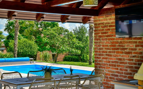 Villa Lavanda Križevci: Vand, Bygning, Daytime, Ejendom, Himmel, Vindue, Azure, Arkitektur, Træ, Urban Design