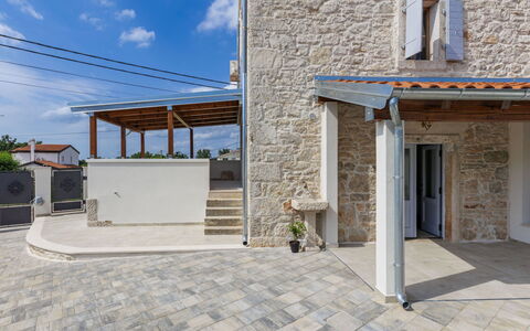 Villa Lucky: Vand, Bygning, Daytime, Ejendom, Himmel, Vindue, Azure, Arkitektur, Træ, Urban Design