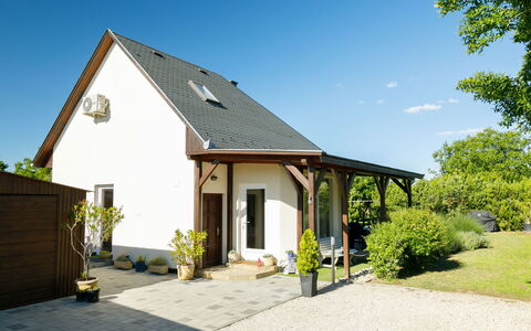 Lupo: Vand, Bygning, Daytime, Ejendom, Himmel, Vindue, Azure, Arkitektur, Træ, Urban Design