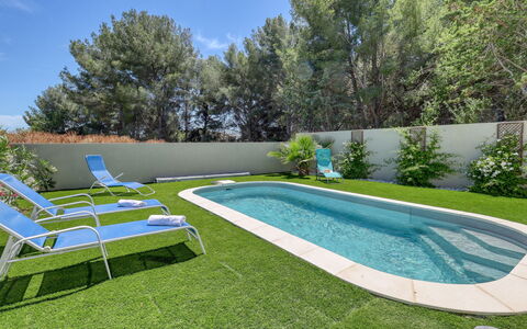 Villas Indigo: Himmel, Vand, Plante, Daytime, Ejendom, Bygning, Svømmepøl, Azure, Natur, Arkitektur
