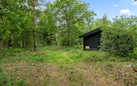 Juho - 700M from the Sea: Møbel, Indretning, Gulvbelægning, Etage, Loft, Værelse, Stol, Bord, Lejlighed, Køkken & Spisebord