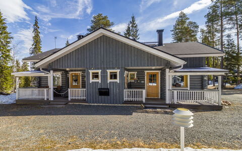 Rukanlyhty: Træ, Hjem, Hus, Tag, Sommerhus, Sidespor, Dør, Skydevindue, Veranda, Estate