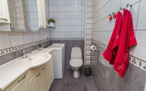 Rukanlyhty: Sanitærarmatur, Håndvask, Badeværelsesvask, Badeværelse, Gulvbelægning, Tap, Etage, Vvs, Indretning, Toilet