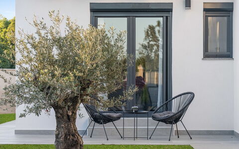 Villa Meraki: Vand, Himmel, Bygning, Plante, Ejendom, Blå, Vindue, Azure, Svømmepøl, Træ