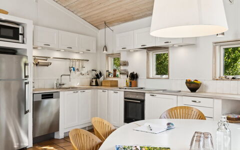 Magh - 400M from the Sea: Køkken, Møbel, Indretning, Countertop, Lysarmatur, Gulvbelægning, Køkken Apparat, Loft, Træ, Cabinetry