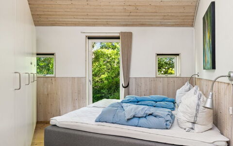 Magh - 400M from the Sea: Soveværelse, Indretning, Seng, Møbel, Sengetøj, Sengetøj, Bed Frame, Hårdttræ, Pude, Bejdse