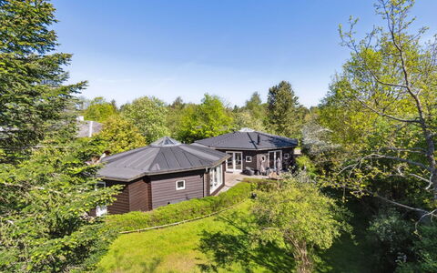 Magh - 400M from the Sea: Indretning, Loft, Lejlighed, Gulvbelægning, Møbel, Etage, Værelse, Belysning, Hjem, Couch