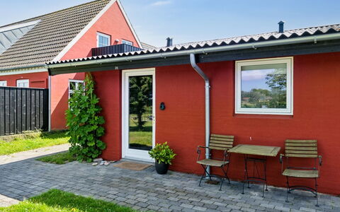 Niyazi - 6Km from the Sea: Træ, Tag, Arkitektur, Hjem, Hus, Sommerhus, Sidespor, Hårdttræ, Hældning, Estate