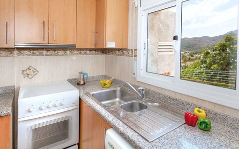 El Port de la Selva 101: Cabinetry, Countertop, Køkkenvask, Tap, Ejendom, Håndvask, Sanitærarmatur, Plante, Bygning, Køkken