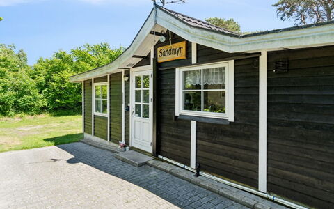 Horsten - 270M from the Sea: Træ, Tag, Arkitektur, Hjem, Hus, Sommerhus, Sidespor, Hårdttræ, Hældning, Estate