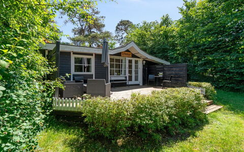 Konrad - 270M from the Sea: Træ, Tag, Arkitektur, Hjem, Hus, Sommerhus, Sidespor, Hårdttræ, Hældning, Estate