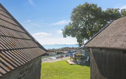 Konrad - 270M from the Sea: Træ, Tag, Arkitektur, Hjem, Hus, Sommerhus, Sidespor, Hårdttræ, Hældning, Estate