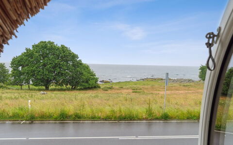Leoni - 115M from the Sea: Træ, Tag, Arkitektur, Hjem, Hus, Sommerhus, Sidespor, Hårdttræ, Hældning, Estate