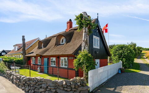 Leoni - 115M from the Sea: Træ, Tag, Arkitektur, Hjem, Hus, Sommerhus, Sidespor, Hårdttræ, Hældning, Estate