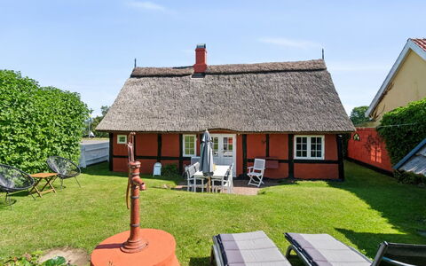Leoni - 115M from the Sea: Træ, Tag, Arkitektur, Hjem, Hus, Sommerhus, Sidespor, Hårdttræ, Hældning, Estate
