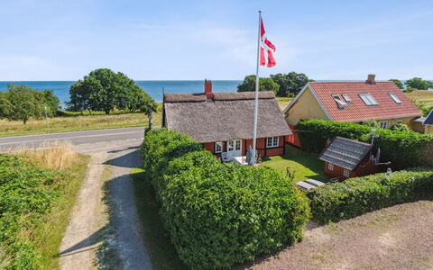 Leoni - 115M from the Sea: Træ, Tag, Arkitektur, Hjem, Hus, Sommerhus, Sidespor, Hårdttræ, Hældning, Estate