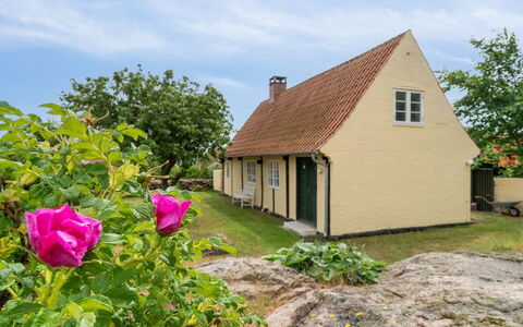 Øde - 100M from the Sea: Køkken, Countertop, Køkken Apparat, Gulvbelægning, Cabinetry, Indretning, Større Bandage, Etage, Hjem, Møbel