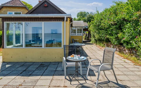 Throtti - 50M from the Sea: Hjem, Dør, Sommerhus, Veranda, Skygge, Estate, Gård, Indkørsel, Sidespor, Garden Bygninger