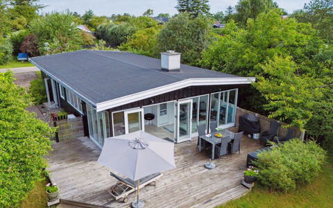 Manko - 250M from the Sea: Hus, Hjem, Tag, Sommerhus, Veranda, Estate, Skygge, Dæk, Landscaping, Gård