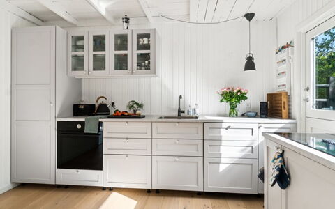Manko - 250M from the Sea: Køkken, Træ, Cabinetry, Gulvbelægning, Køkken Apparat, Countertop, Indretning, Skuffe, Møbel, Hjem