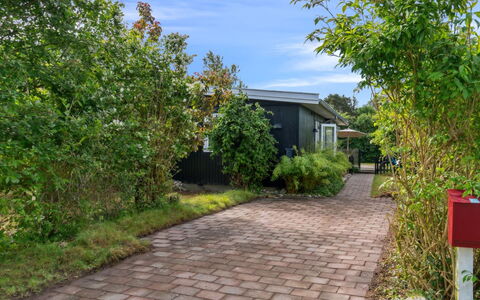 Manko - 250M from the Sea: Busk, Have, Boligområde, Hjem, Bunddække, Walkway, Indkørsel, Sommerhus, Landscaping