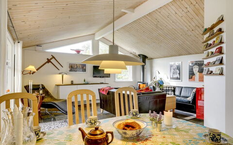 Leani - 200M from the Sea: Møbel, Indretning, Gulvbelægning, Etage, Loft, Værelse, Stol, Bord, Lejlighed, Køkken & Spisebord
