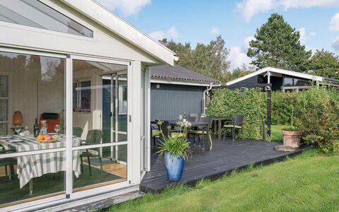 Leani - 200M from the Sea: Møbel, Indretning, Gulvbelægning, Etage, Loft, Værelse, Stol, Bord, Lejlighed, Køkken & Spisebord