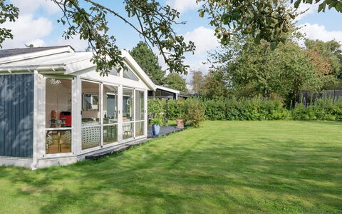 Leani - 200M from the Sea: Møbel, Indretning, Gulvbelægning, Etage, Loft, Værelse, Stol, Bord, Lejlighed, Køkken & Spisebord