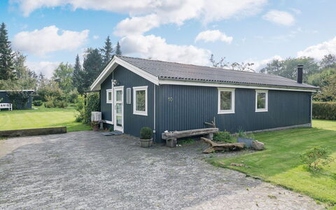 Leani - 200M from the Sea: Møbel, Indretning, Gulvbelægning, Etage, Loft, Værelse, Stol, Bord, Lejlighed, Køkken & Spisebord