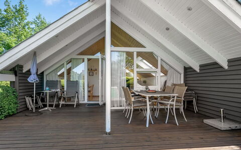 Tytti - 300M from the Sea: Vegetationen, Busk, Forår, Sommerhus, Have, Skygge, Backyard, Gård, Stol