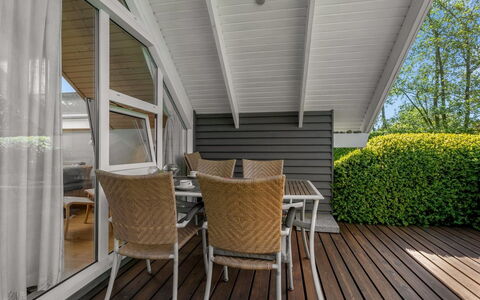 Tytti - 300M from the Sea: Vegetationen, Busk, Forår, Sommerhus, Have, Skygge, Backyard, Gård, Stol