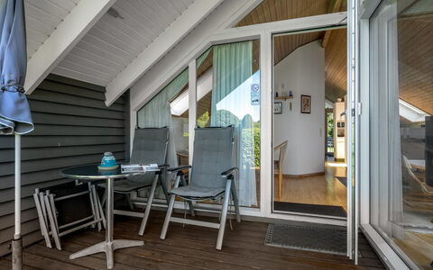 Tytti - 300M from the Sea: Vegetationen, Busk, Forår, Sommerhus, Have, Skygge, Backyard, Gård, Stol