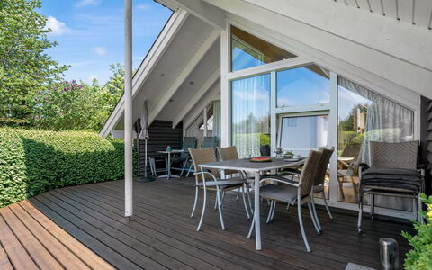 Tytti - 300M from the Sea: Vegetationen, Busk, Forår, Sommerhus, Have, Skygge, Backyard, Gård, Stol
