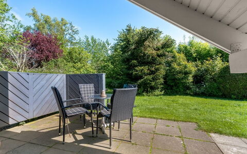 Tytti - 300M from the Sea: Vegetationen, Busk, Forår, Sommerhus, Have, Skygge, Backyard, Gård, Stol