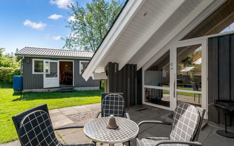 Tytti - 300M from the Sea: Vegetationen, Busk, Forår, Sommerhus, Have, Skygge, Backyard, Gård, Stol