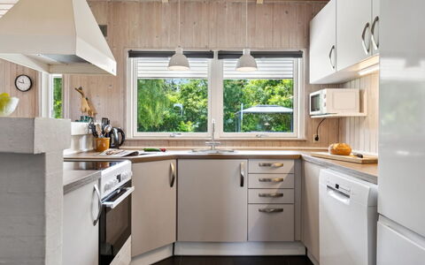 Jorinde - 1Km from the Sea: Køkken, Køkken Apparat, Countertop, Indretning, Større Bandage, Gulvbelægning, Cabinetry, Møbel, Træ, Husholdningsapparat