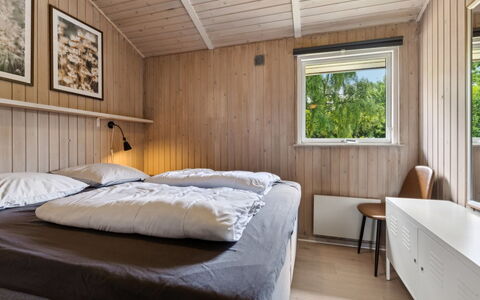 Jorinde - 1Km from the Sea: Træ, Soveværelse, Seng, Sengetøj, Loft, Sengetøj, Bed Frame, Hårdttræ, Bejdse