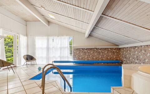 Jorinde - 1Km from the Sea: Gulvbelægning, Etage, Indretning, Møbel, Loft, Udvej, Værelse, Stol, Svømmepøl, Hotel