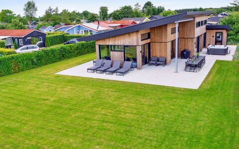 Filimena - 250M from the Sea: Træ, Tag, Arkitektur, Hjem, Hus, Sommerhus, Sidespor, Hårdttræ, Hældning, Estate