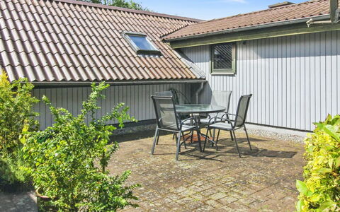 Ofrath - 30Km from the Sea: Tag, Busk, Hus, Hjem, Sommerhus, Kompositmateriale, Bunddække, Have, Sidespor, Backyard