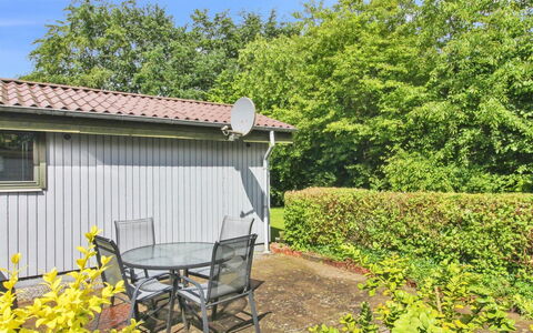 Ofrath - 30Km from the Sea: Busk, Have, Bunddække, Sommerhus, Gård, Backyard, Lawn, Landscaping, Skygge