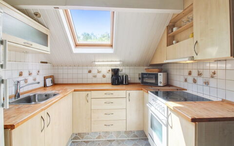 Ofrath - 30Km from the Sea: Køkken, Countertop, Gulvbelægning, Træ, Indretning, Loft, Cabinetry, Etage, Køkken Apparat, Sanitærarmatur