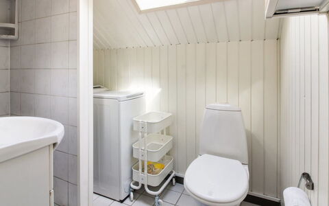 Ofrath - 30Km from the Sea: Toiletbræt, Sanitærarmatur, Toilet, Badeværelse, Gulvbelægning, Etage, Indretning, Håndvask, Vvs, Tap