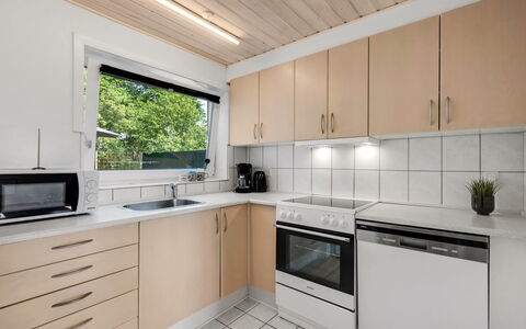 Eino - 150M from the Sea: Køkken, Køkken Apparat, Countertop, Større Bandage, Træ, Cabinetry, Gulvbelægning, Indretning, Komfur, Husholdningsapparat