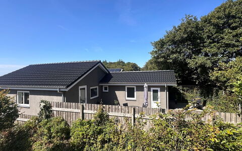 Eino - 150M from the Sea: Bygning, Hus, Tag, Hjem, Boligområde, Sidespor, Sommerhus, Dør, Estate, Gård